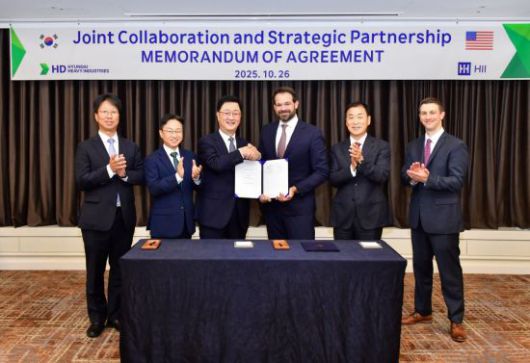 지난해 10월26일 'APEC 2025'가 열릴 예정인 경북 경주 라한셀렉트 호텔에서 주원호 HD현대중공업 특수선사업부 사장(왼쪽 세 번째부터)과 에릭 츄닝 헌팅턴 잉걸스 전략 개발 총괄 부사장 등 양사 관계자들이 '상선 및 군함 건조 협력에 관한 합의 각서'를 체결한 뒤 기념 촬영하고 있다. HD현대