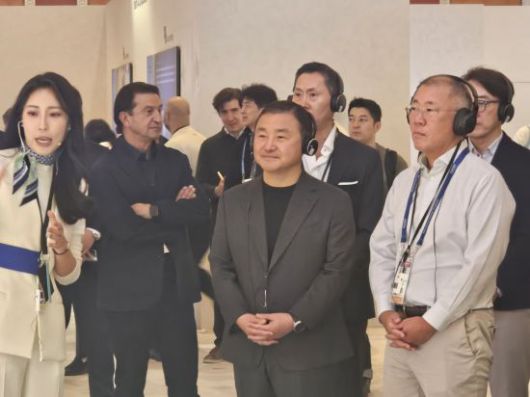 정의선 현대자동차그룹 회장이 세계 최대 전자·IT 전시회 'CES 2026' 개막일인 6일(현지시각) 미국 라스베이거스 윈호텔에서 노태문 삼성전자 디바이스 경험(DX) 부문장(사장)과 대화하고 있다. 독자 제공