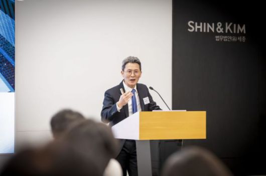 6일 오후 서울 종로구 법무법인 세종에서 열린 '노란봉투법 시행령 및 지침 해설 세미나'에서 조찬영 파트너 변호사가 강연하는 모습. 법무법인 세종