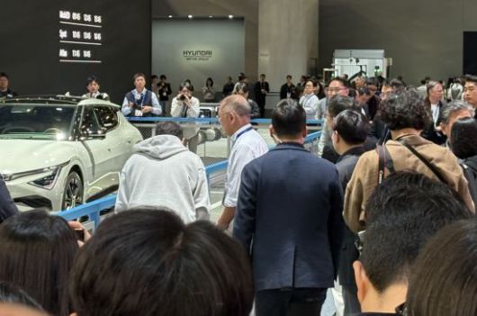 정의선 현대자동차그룹 회장이 세계 최대 전자·IT 전시회 'CES 2026' 개막일인 6일(현지시간) 미국 라스베이거스 컨벤션센터(LVCC)에서 현대차그룹 부스를 둘러보고 있다. 전영주 기자