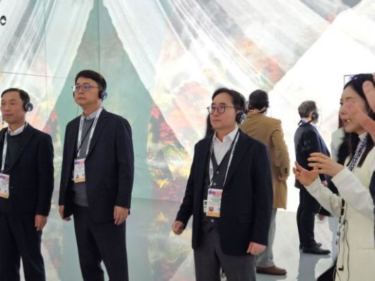 장덕현 삼성전기 사장이 세계 최대 전자·IT 전시회 'CES 2026' 개막일인 6일(현지시간) 미국 라스베이거스 윈호텔에 있는 삼성전자 단독 전시관에서 부스를 둘러보고 있다. 박준이 기자정의선 현대자동차그룹 회장이  미국 라스베이거스 퐁텐블루 호텔에서 엔비디아 전시관을 관람하고 있다. 박준이 기자