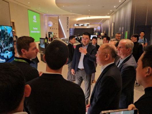 정의선 현대자동차그룹 회장이 세계 최대 전자·IT 전시회 'CES 2026' 개막일인 6일(현지시간) 미국 라스베이거스 퐁텐블루 호텔에서 엔비디아 전시관을 관람하고 있다. 박준이 기자