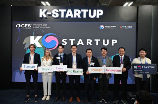 노용석 중소벤처기업부 제1차관(왼쪽에서 세 번째)이 6일(현지시간) 미국 라스베이거스에서 열린 국제전자제품박람회(CES) 2026 ‘K-스타트업 통합관 개관식’에서 참석자들과 기념 촬영을 하고 있다. 중기부