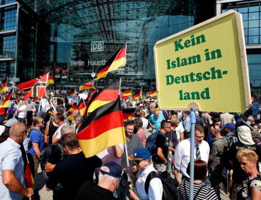 극우 성향의 독일대안당(AfD) 지지자들이 이슬람계 이민에 반대하며 모인 모습. AP연합뉴스
