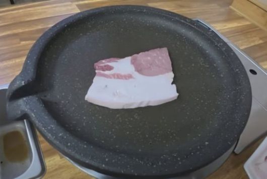 지난해 한 유튜버가 울릉도의 한 고깃집에서 주문한 1인분(120g)에 1만5000원짜리 삼겹살. 고기 절반 이상이 비계다. 유튜브 채널 '꾸준' 캡처