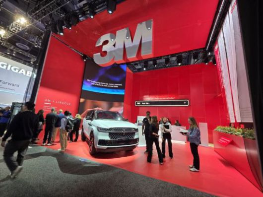 7일(현지시간) 미국 라스베이거스 컨벤션센터(LVCC) 노스홀에서 열린 'CES 2026' 3M 전시관에서 관람객들이 전시를 둘러보고 있다. 박준이 기자.