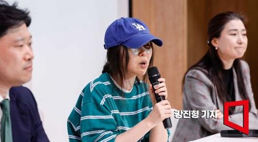 하이브와 경영권 분쟁 당시 기자회견에 나선 민희진 전 어도어 대표가 입은 캐주얼한 티셔츠와 모자 또한 화제 속에 완판된 바 있다. 강진형 기자