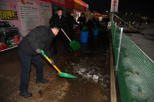 화천산천어축제 관계자들이 10일 새벽 눈을 치우고 있다. 화천군 제공