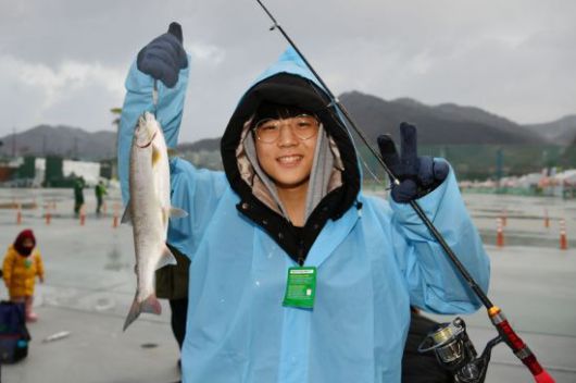 10일 개막한 2026 화천산천어축제 현장을 찾은 한 어린이가 낚시로 잡은 산천어를 들어보이고 있다. 화천군 제공