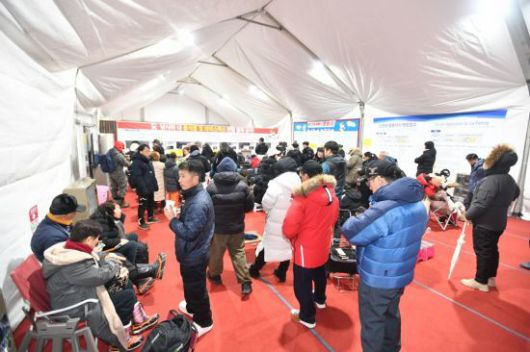 화천산천어축제를 즐기려는 시민들이 10일 새벽 낚시 현장 매표소에서 대기하고 있다. 화천군 제공