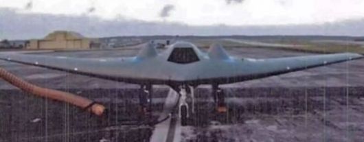 미 공군의 스텔스 무인기(드론)인 RQ-170이 미군 괌 기지에서 촬영된 모습. 미 공군