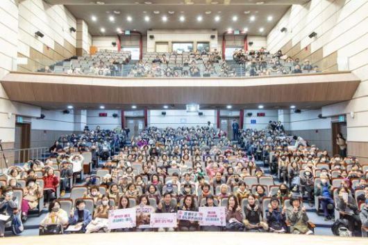 지난해 11월 마포구청 대강당에서 열린 마포 효도학교 5기 효 소통 클래스. 마포구 제공.