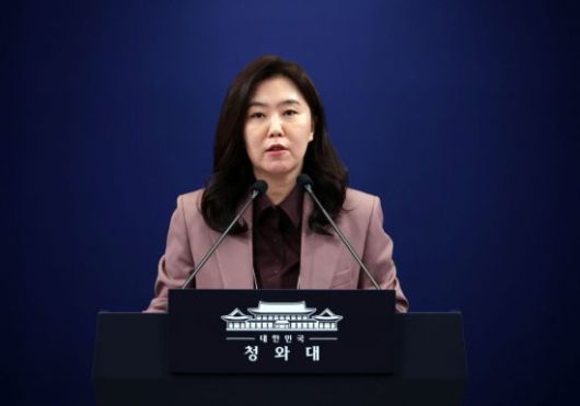 강유정 대변인이 12일 청와대 기자회견장에서 캄보디아 성착취 스캠(온라인 사기)조직원 검거관련 브리핑을 하고 있다. 연합뉴스