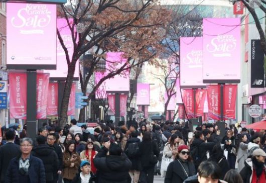 2026코리아그랜드세일이 시작된 17일 서울 중구 명동거리에 세워진 전광판에 홍보 영상이 송출되고 있다. 아시아경제DB