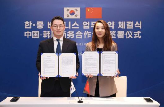 신범준 바이셀스탠다드 대표(왼쪽)와 Irene Yu KUN 부사장이 아시아 디지털 자산 밸류체인 구축을 위한 업무협약을 체결하고 기념촬영을 하고 있다. 바이셀스탠다드는 이재명 대통령 중국 국빈 방문 경제사절단 동행을 계기로 홍콩 핀테크 기업 KUN과 글로벌 결제 인프라 협력을 추진한다. 바잉셀스탠다드