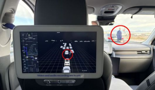 지난 8일(현지시간) 현대자동차그룹 모셔널 로보택시는 미국 라스베이거스 시내를 주행하는 중 승객용 태블릿에서 무단횡단 중인 보행자 모습을 보여주고 있다. 전영주 기자