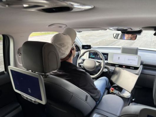 지난 8일(현지시간) 현대자동차그룹 모셔널 로보택시는 인간 감독관의 운전 없이 미국 라스베이거스 시내를 주행하고 있다. 전영주 기자