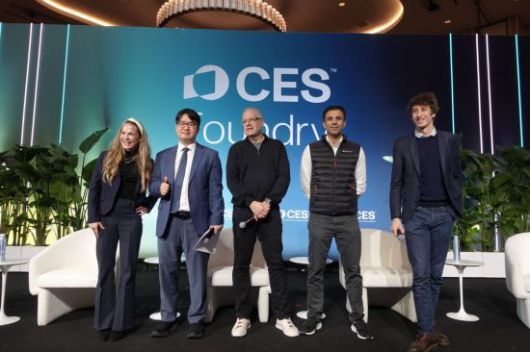 8일(현지시간) 미국 라스베이거스에서 열린 CES 2026 공식 스튜디오 이벤트 CES Foundry에서 김녹원 딥엑스 최고경영자(CEO)와 현대차로보틱스랩, 바이두 등 관계자가 '피지컬 AI 가속화'를 주제로 토론한 뒤 기념촬영을 하고 있다. 딥엑스