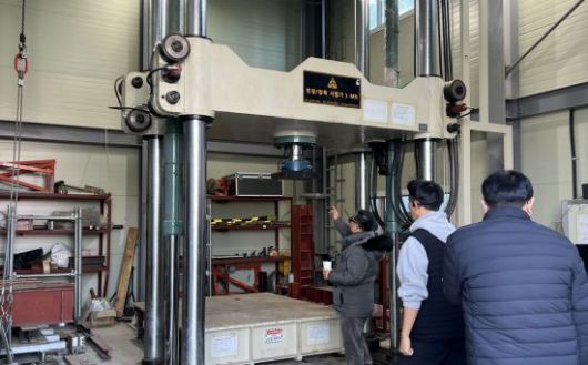 복공판 품질검사 장면(사진=대전시 제공)