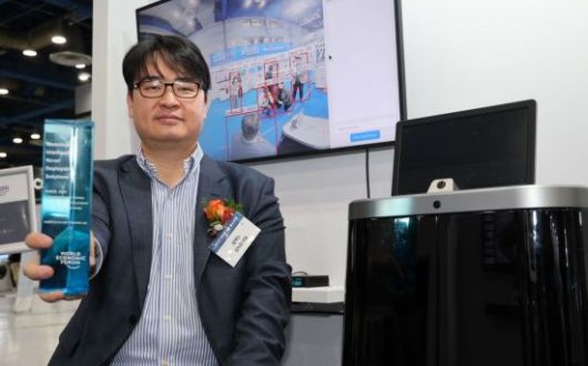 김녹원 딥엑스 대표가 아시아경제와 인터뷰 도중 다보스 포럼 '마인즈2025' 트로피를 보여주고 있다. 마인즈 상은 세계경제포럼(WEF)이 100개 이상의 글로벌 기업 사례를 평가해 AI를 통해 세상을 변화시키는 기술에 주는 상으로 딥엑스가 국내 최초로 수상했다. 윤동주 기자