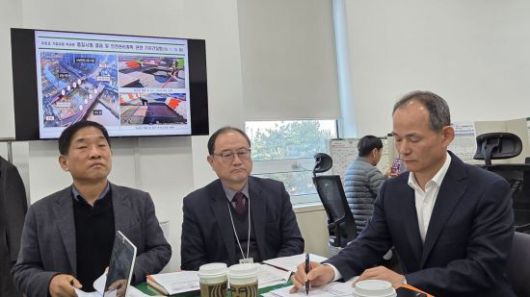 전일홍 대전시 건설관리본부장이 13일 시청 기자실에서 유등교 가설교량 복공판 품질시험 결과 및 안전관리계획 관련 기자간담회를 열고 있다.(사진=모석봉 기자)