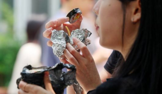 서울 강남구 한 주민센터 앞에서 점심을 김밥으로 해결하고 있는 시민 모습. 기사의 이해를 돕기 위한 사진으로 본문과 직접적 연관 없음. 연합뉴스