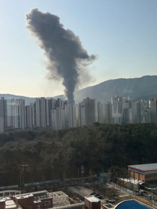 경남 창원시 성산구 성주동 인근 공장 화재 현장에서 검은 연기가 치솟고 있다. 독자 제공