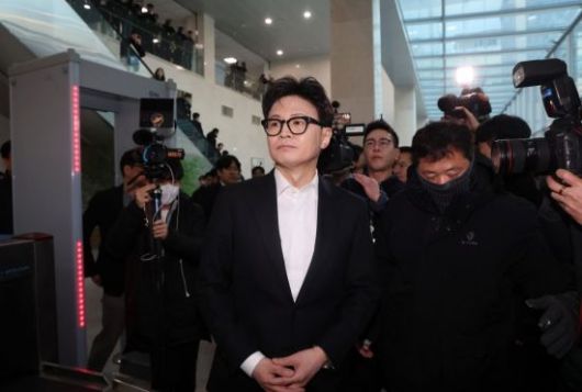한동훈 전 국민의힘 대표가 14일 국회 소통관에서 당 윤리위원회가 본인을 제명 결정한 것과 관련해 입장을 밝힌 뒤 회견장을 떠나고 있다. 2026.1.14 김현민 기자