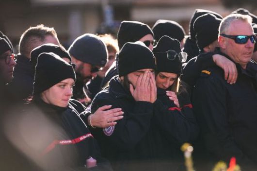 지난 4일(현지시간) 스위스 알프스의 크랑 몬타나에서 열린 화재 희생자 추모 행렬에서 사람들이 슬퍼하고 있다. AP연합뉴스