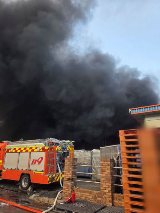 경남 창원시 성산구 성주동 국가산업단지 내 한 공장 화재 현장에서 검은 연기가 피어오르고 있다. 독자 제공