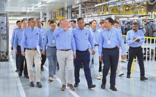 정의선 현대자동차그룹  회장이 현대차 인도 첸나이공장 임직원들과 함께 생산 라인을 점검하고 있다. 앞줄 오른쪽부터 무쿤단 현대차 인도 첸나이공장 생산실장, 고팔라 크리쉬난 현대차 인도권역 CMO, 정의선 회장, 타룬 갈그 현대차 인도권역본부장. 현대차그룹
