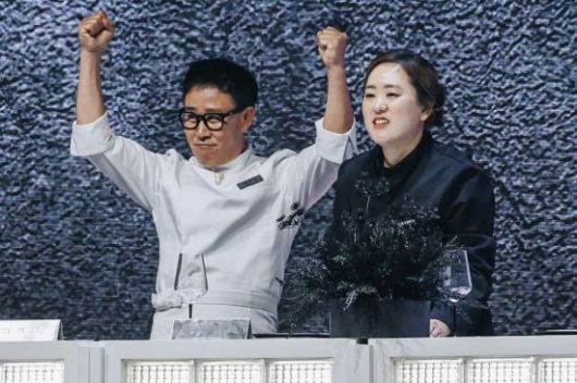 넷플릭스 '흑백요리사: 요리 계급 전쟁' 시즌 2 속 임성근 셰프(왼쪽)와 술 빚는 윤주모