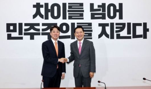 장동혁 국민의힘 대표(오른쪽)와 이준석 개혁신당 대표가 지난 13일 국회에서 만나 악수하고 있다.  김현민 기자