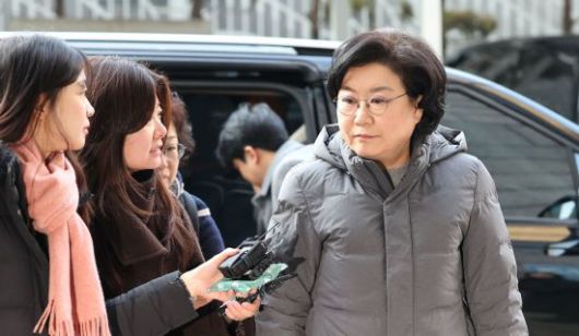 이혜훈 기획예산처 장관 후보자가 지난 13일 서울 중구 예금보험공사에 마련된 인사청문회 준비 사무실로 출근하며 취재진의 질문을 받고 있다. 연합뉴스