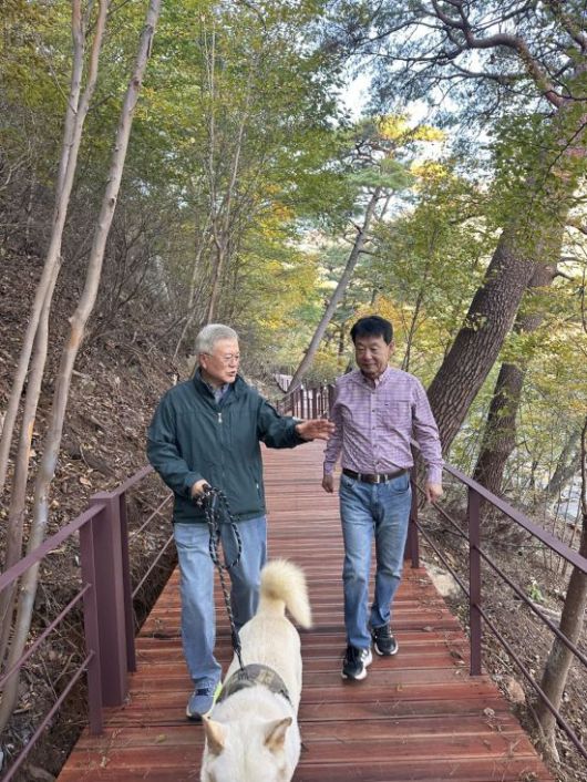 왼쪽부터 문재인 전 대통령, 김한수 전 배재대 부총장(사진=김한수 제공)
