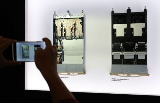 CES 개막일인 6일(현지시간) 미국 네바다주 라스베이거스 퐁텐블루 호텔 엔비디아 부스에 차세대 AI 칩 '베라 루빈' 트레이가 전시돼 있다. 연합뉴스