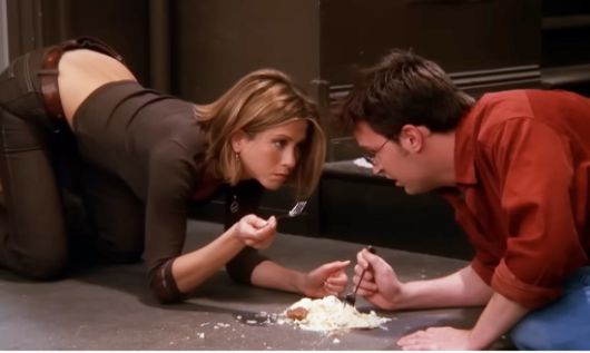 미국 인기 시트콤 프렌즈에서  레이첼과 챈들러가 바닥에 떨어진 치즈케이크를 포크로 주워먹고 있다. 프렌즈 공식 유튜브.