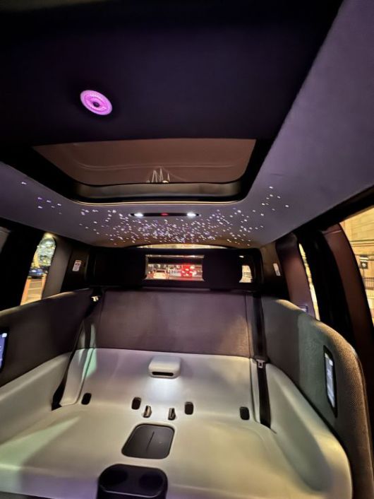 죽스 택시 내부는 일반 차량과 달리 마주 보는 좌석이 있다. 커다란 상자와 같은 차량은 공간이 큼직했다. 차량 조작을 위한 핸들은 찾아볼 수 없고 승객은 작은 LCD 화면만 조작할 수 있다. 사진=백종민 테크 스페셜리스트