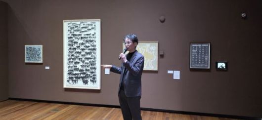 이갑재 대전고암미술문화재단 대표이사가 작품에 대해 설명하고 있다.(사진=모석봉 기자)