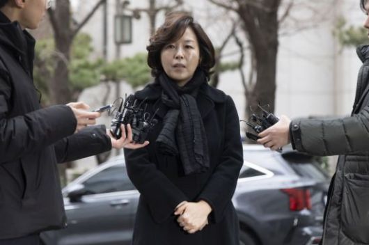 무소속(전 더불어민주당) 강선우 의원에게 '공천헌금' 1억원을 전달한 혐의를 받는 김경 서울시의원이 피의자 신분으로 조사를 받기 위해 15일 서울경찰청 공공범죄수사대로 출석하며 취재진 질문에 답하고 있다. 2026.1.15 연합뉴스