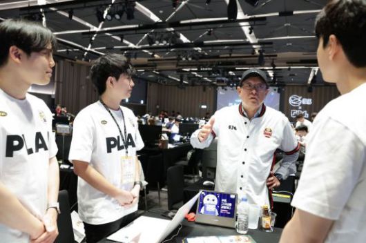 허태수 회장(왼쪽 세번째)가 지난해 열린 제4회 GS그룹 해커톤에서 참석자들과 대화하고 있다. GS