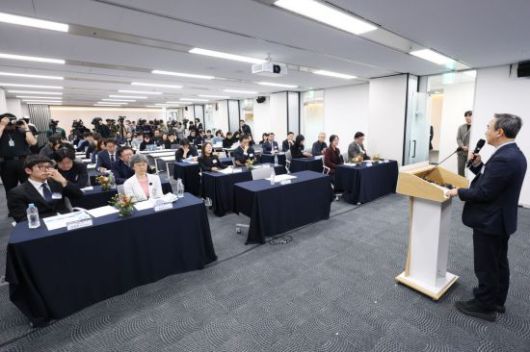 지난달 15일 서울 중구 서울스퀘어에서 열린 국가인공지능전략위원회 출범 100일 기자간담회에서 임문영 부위원장이 브리핑을 하고 있다. 연합뉴스