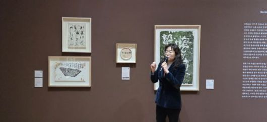 조민주 이응노연구소 책임연구원이 작품에 대해 설명하고 있다.(사진=모석봉 기자)