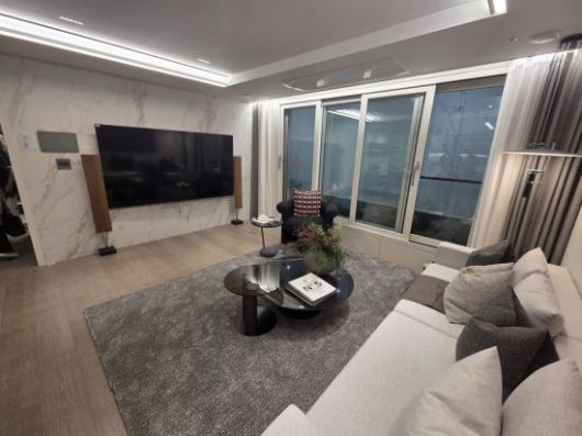 드파인 연희 전용면적 84㎡ 거실 모습. 이정윤 기자