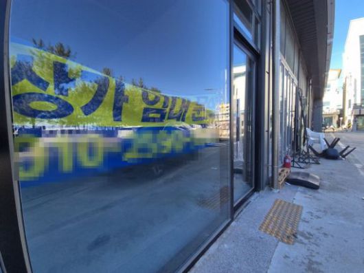 양양군 해변 인근 지역 상가에 임대 문의란 현수막에 붙어 있다. 연합뉴스