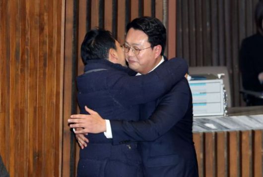 16일 국회에서 열린 2026년 1월 임시국회 1차 본회의에서 '쌍특검법' 수용을 촉구하며 단식 농성 중인 국민의힘 장동혁 대표와 '2차 종합특검법안'에 대한 무제한 토론을 마친 개혁신당 천하람 원내대표가 포옹하고 있다. 연합뉴스