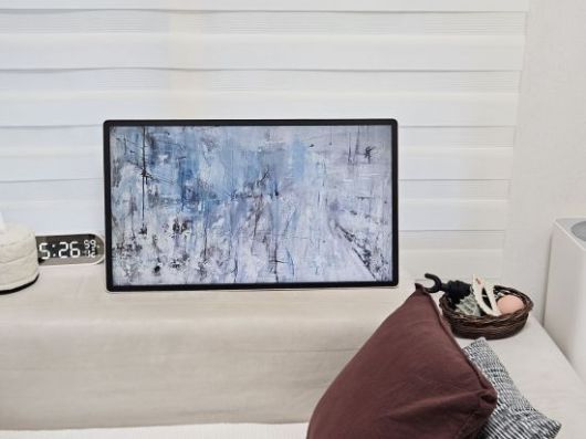 삼성전자의 무선 이동식 스크린 '더 무빙스타일'의 스크린을 액자로 활용한 모습. 박준이 기자