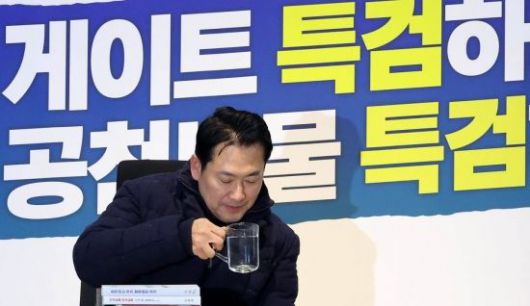 장동혁 국민의힘 대표가 16일 국회 로텐더홀에서 통일교 및 공천헌금 의혹에 대한 '쌍특검법' 수용을 촉구하며 단식 농성을 이어가고 있다. 김현민 기자