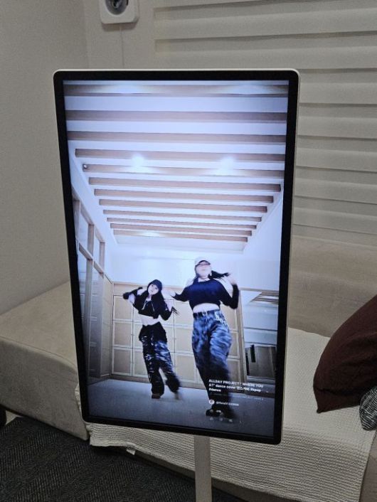 삼성전자의 무선 이동식 스크린 '더 무빙스타일'을 세로로 돌려 영상 콘텐츠를 이용 중인 모습. 박준이 기자