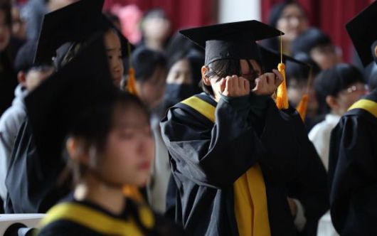 지난 5일 대구 달서구 월곡초등학교에서 열린 졸업식 및 폐교식에서 한 6학년 학생이 눈물을 흘리고 있다. 월곡초는 오는 3월 학령인구 감소를 이유로 폐교하며, 이날 제33회 졸업식과 함께 폐교식을 열었다. 연합뉴스